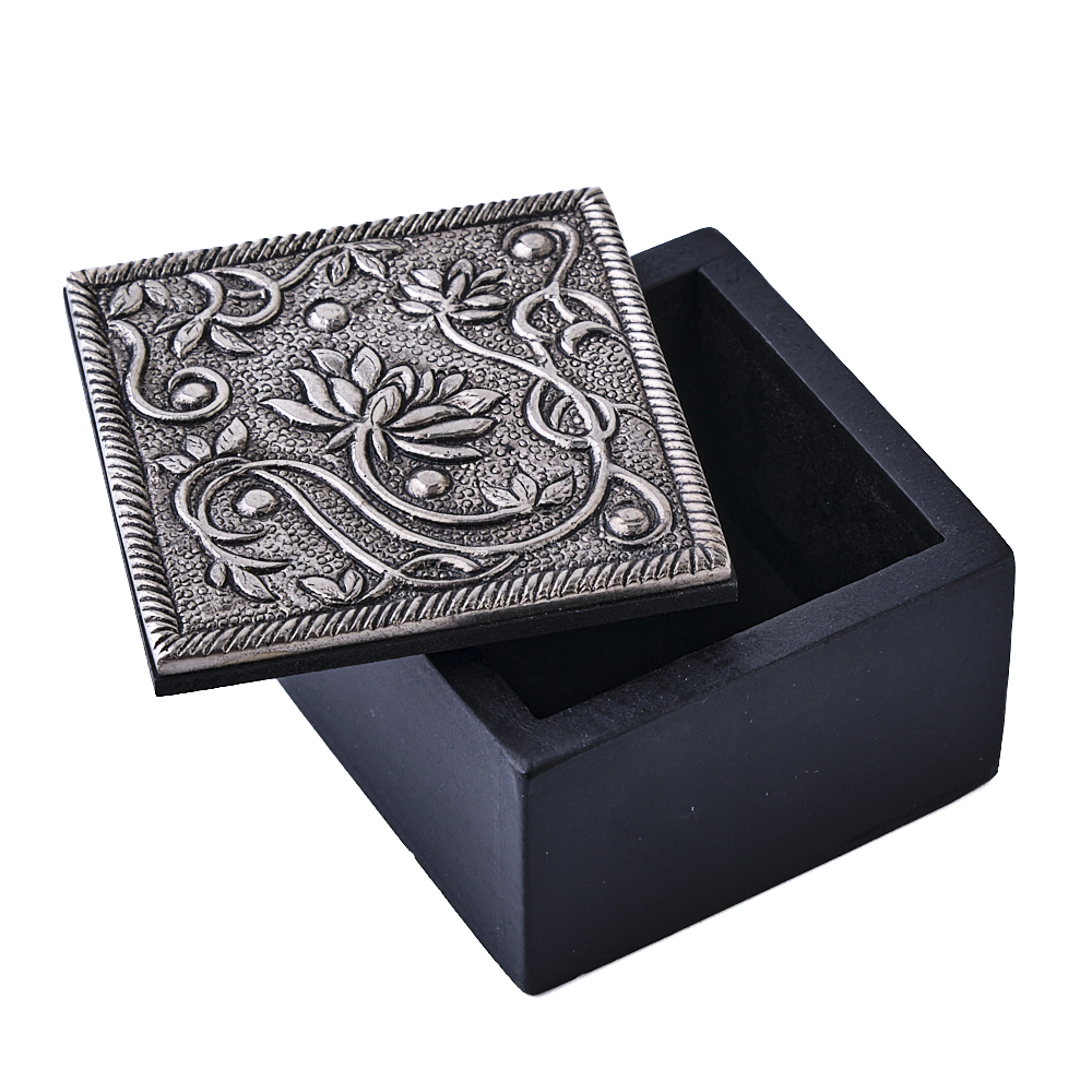 Kleine Holzbox Lotus mit silberfarbigem Deckel