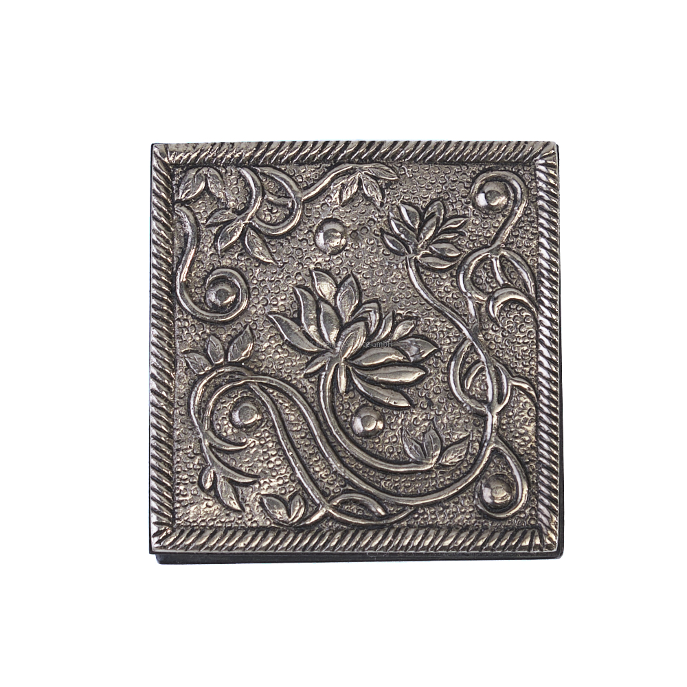 Kleine Holzbox Lotus mit silberfarbigem Deckel