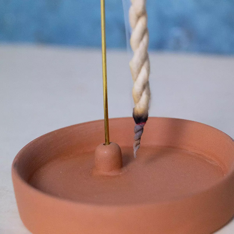 Nepal-Räucherstäbchenhalter aus Terrakotta & Messing für Räucherschnüre