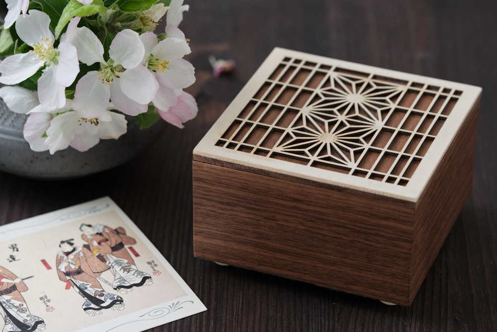 Kumiko-Box mit Asanoha-Muster aus Walnussholz