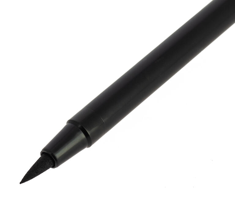 Fude Pinselstift Kuroi - mit Tinte gefüllter Kalligrafiestift mit Pinselspitze