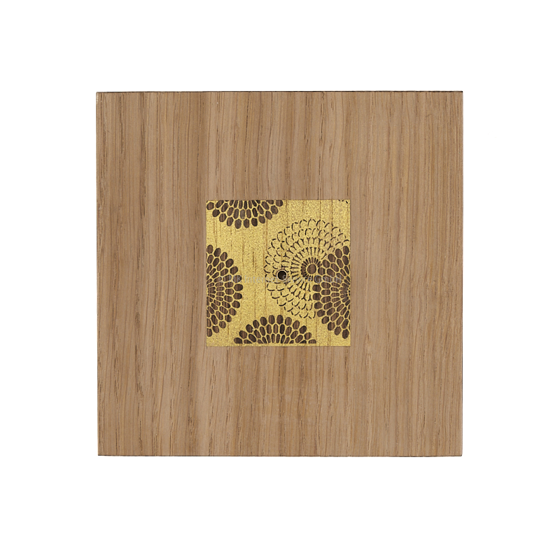 Quadratischer Halter für Räucherstäbchen und Räucherkegel "KIKU" aus Eichenholz mit Messinghalter