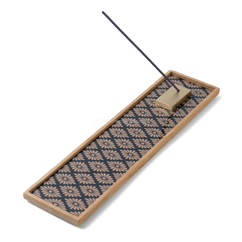 Räucherstäbchenhalter mit japanischem Muster "Kiku-bishi" und Messinghalter