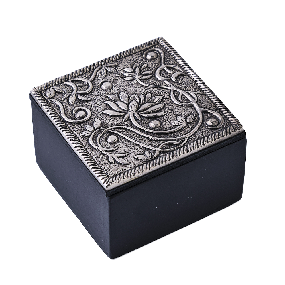 Kleine Holzbox Lotus mit silberfarbigem Deckel