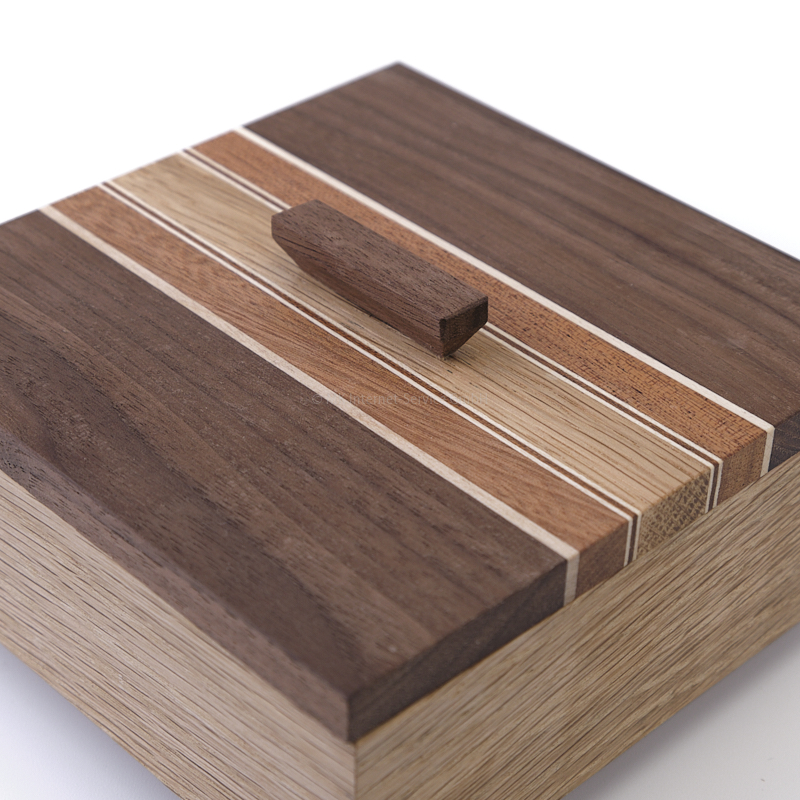Holzbox mit Sockel und Yosegi-Deckel