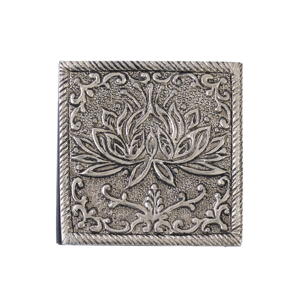 Kleine Holzbox Lotus mit silberfarbigem Deckel