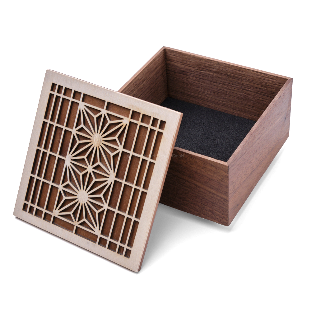 Kumiko-Box mit Asanoha-Muster aus Walnussholz