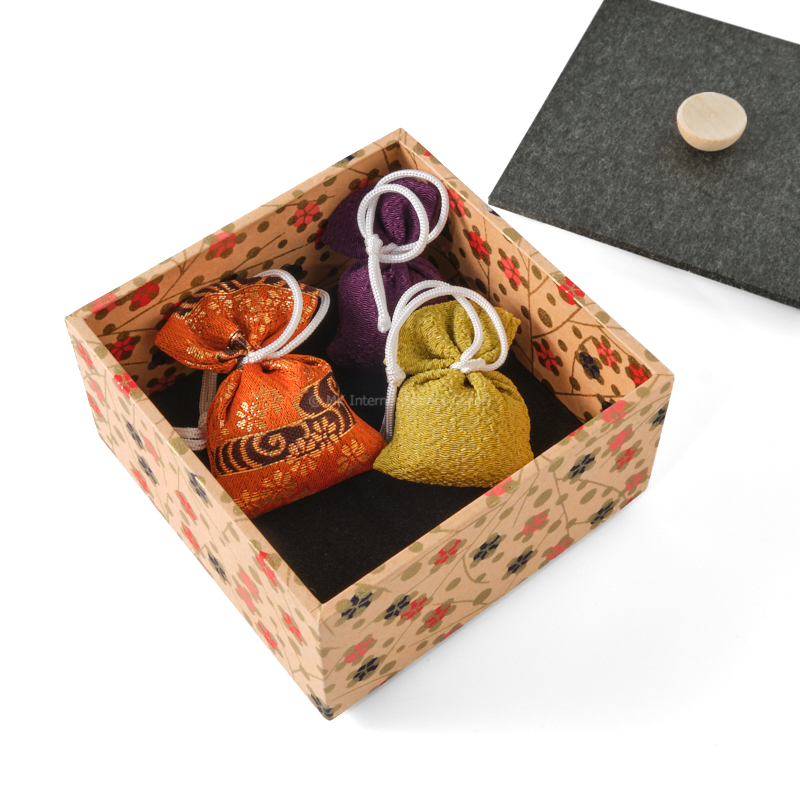 Chiyogami-Box "Pflaumenblüten auf Apricot" - Aufbewahrungsbox, Schmuckbox, Geschenkbox
