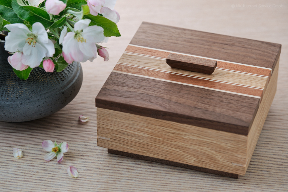 Holzbox mit Sockel und Yosegi-Deckel