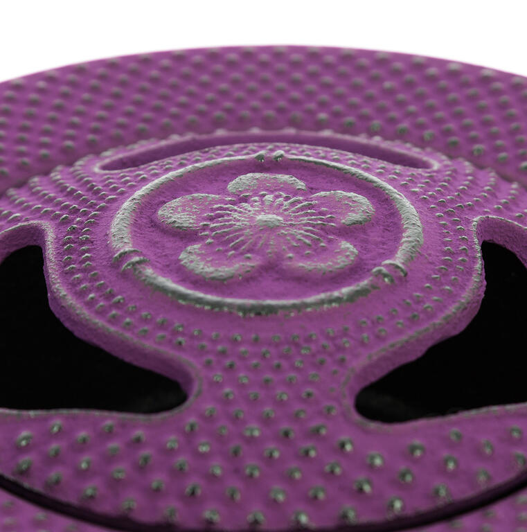 Japanisches Iwachu Räuchergefäß mit Deckel "Sakura" aus Gusseisen, violett