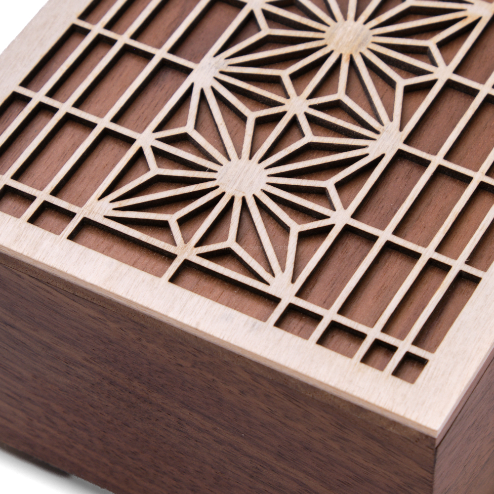 Kumiko-Box mit Asanoha-Muster aus Walnussholz