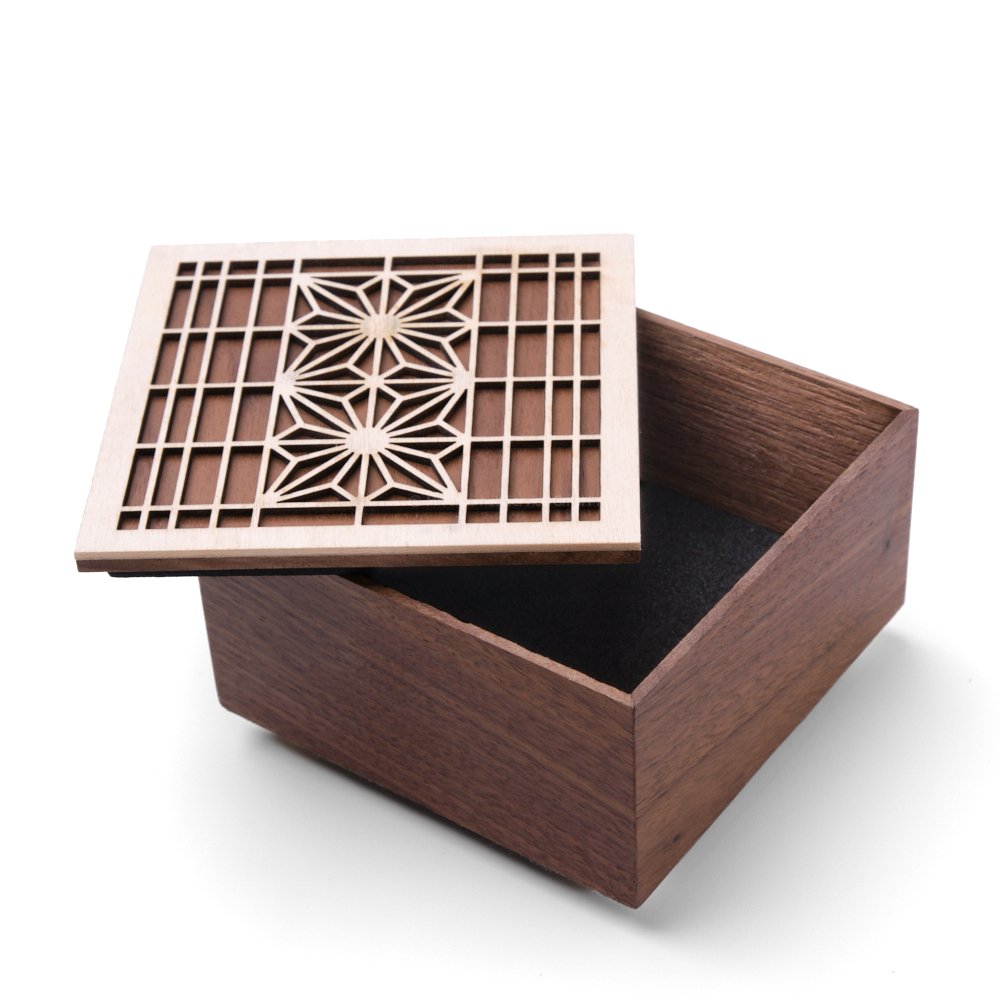 Kumiko-Box mit Asanoha-Muster aus Walnussholz